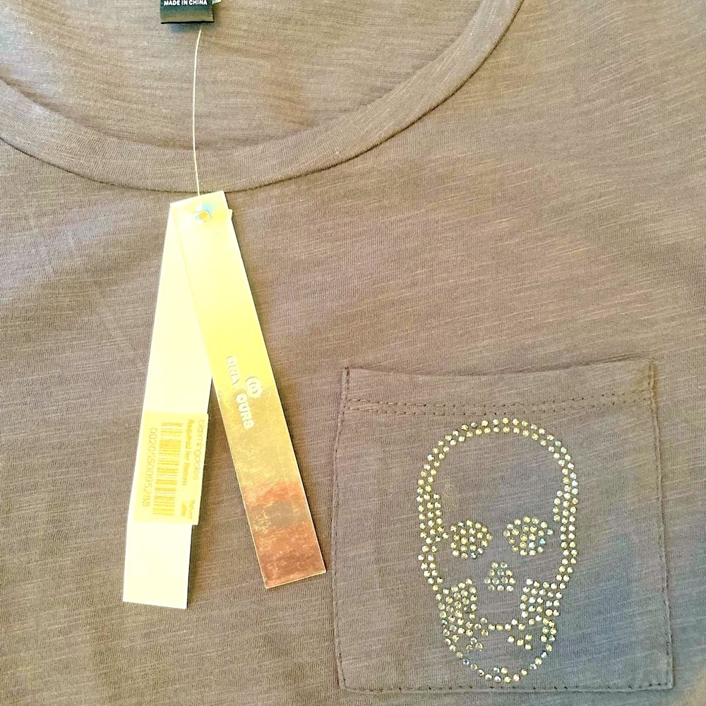 NWT💀Bloomingdale’s Aqua,  skull detail, soft tee, rhinestone chest pocket, XS!
